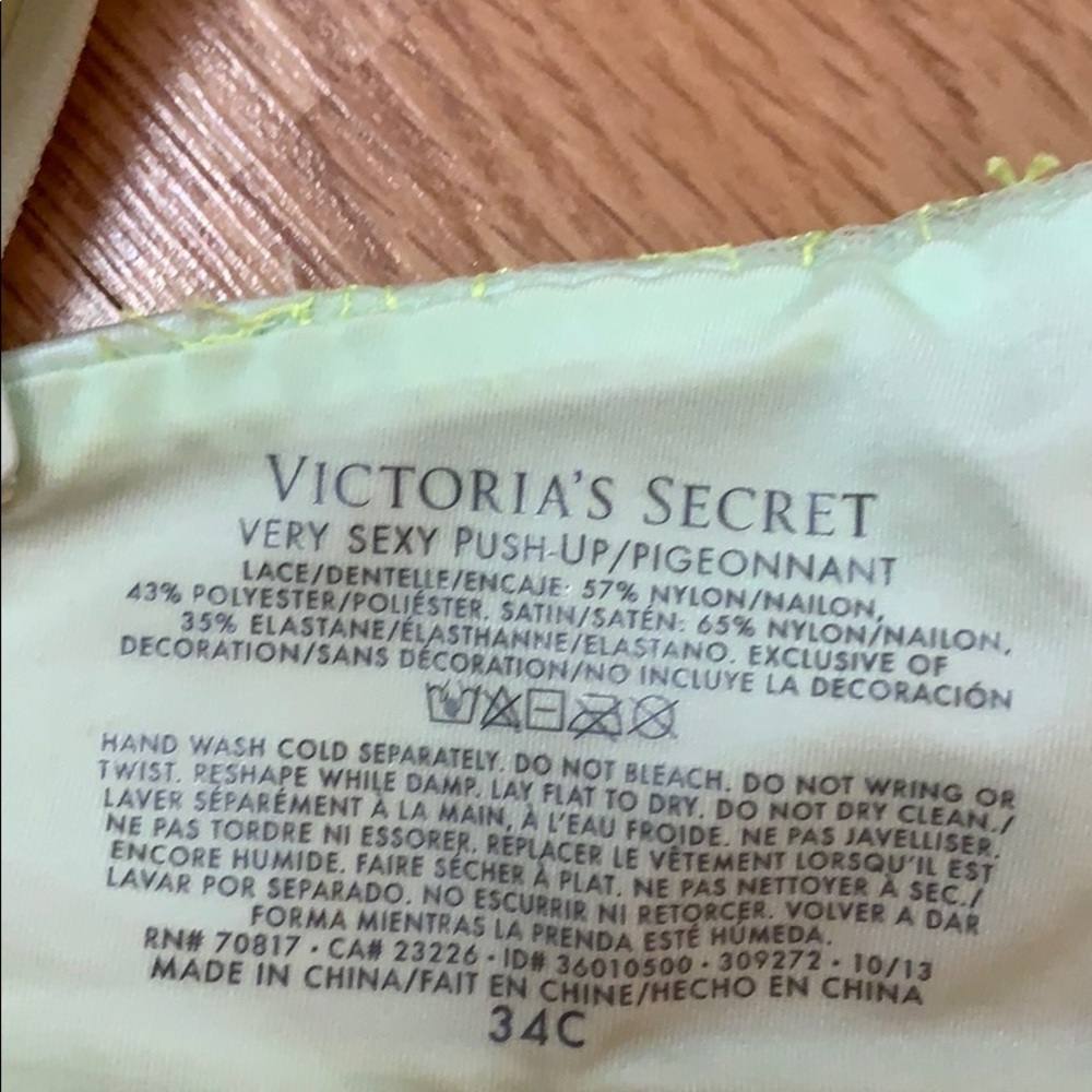 Victoria’s Secret Very Sexy Push Up Bra 34C - Picture 4 of 4
